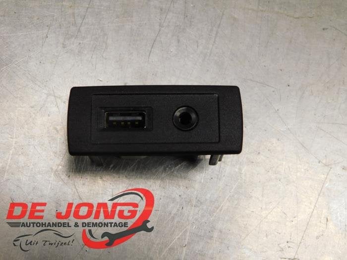 AUX/USB aansluiting van een Mercedes Vito, Gebruikt, -, Ophalen of Verzenden, -