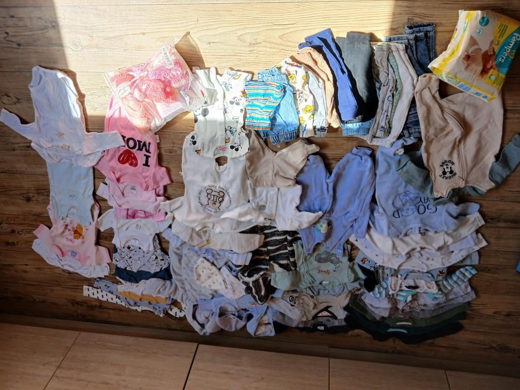 Baby kledij pakjes(50-56) .1 pakken pampers, Enlèvement