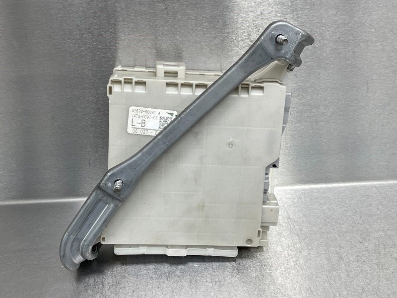 ZEKERINGKAST Lexus LS (F4) (01-1989/12-2017) (|8267050091A|), Auto-onderdelen, Elektronica en Kabels, Lexus, Gebruikt