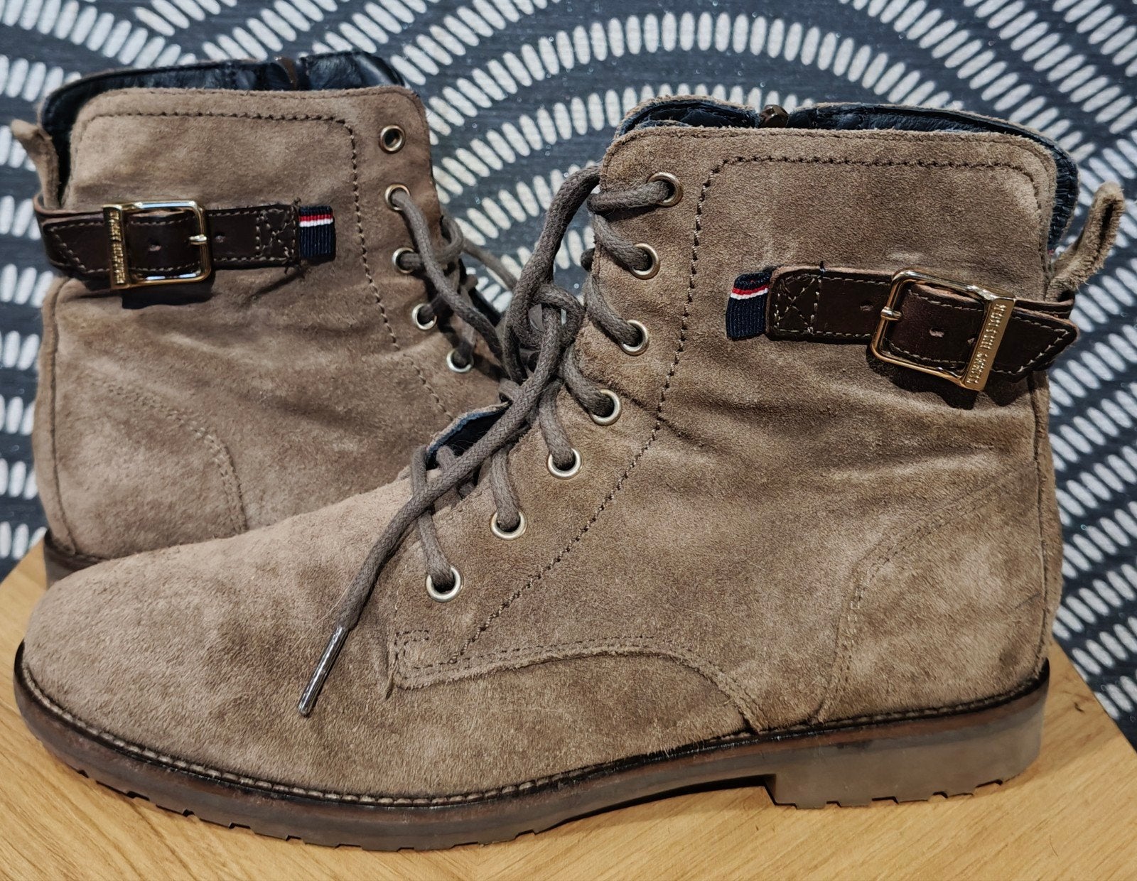 Tommy Hilfiger Wendy taupe suède enkellaarzen met gesp, Kleding | Dames, Schoenen, Beige, Lage of Enkellaarzen, Nieuw, Ophalen of Verzenden