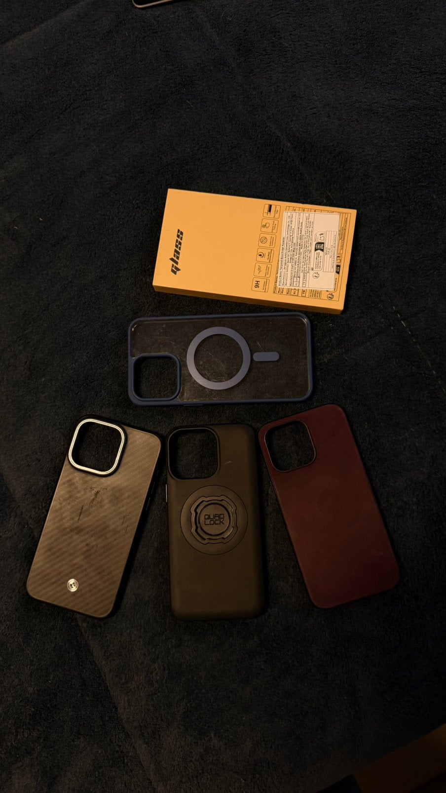 Iphone 15 pro max hoesjes + 3 screenprotectors, IPhone 15, Ophalen of Verzenden, Zo goed als nieuw, Rood