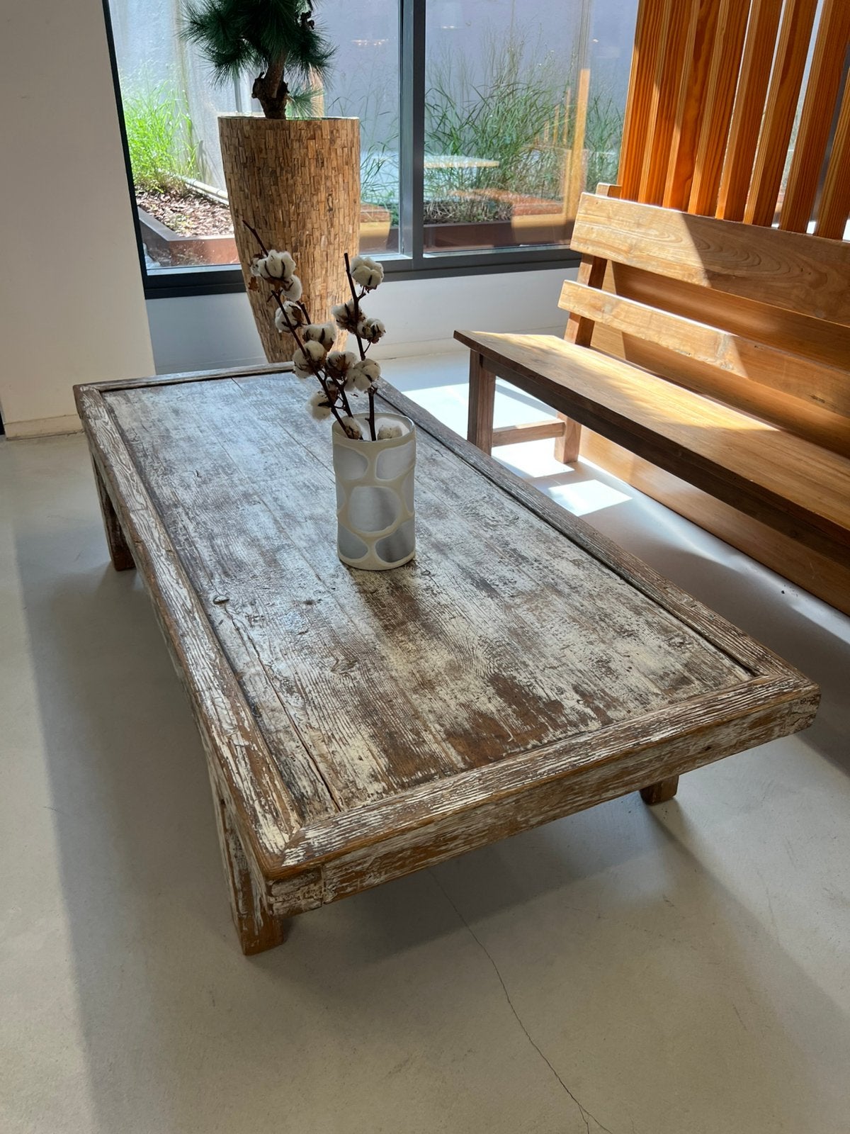 Grande table basse en bois patinée 198x85, Maison & Meubles, Enlèvement, Comme neuf