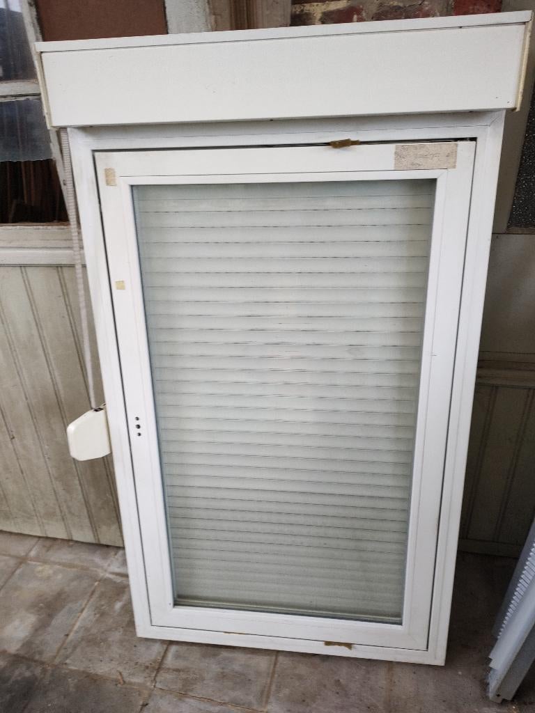 Fenêtre en PVC avec volet, Bricolage & Construction, Double vitrage, 120 à 160 cm, Comme neuf, Fenêtre de façade ou Vitre