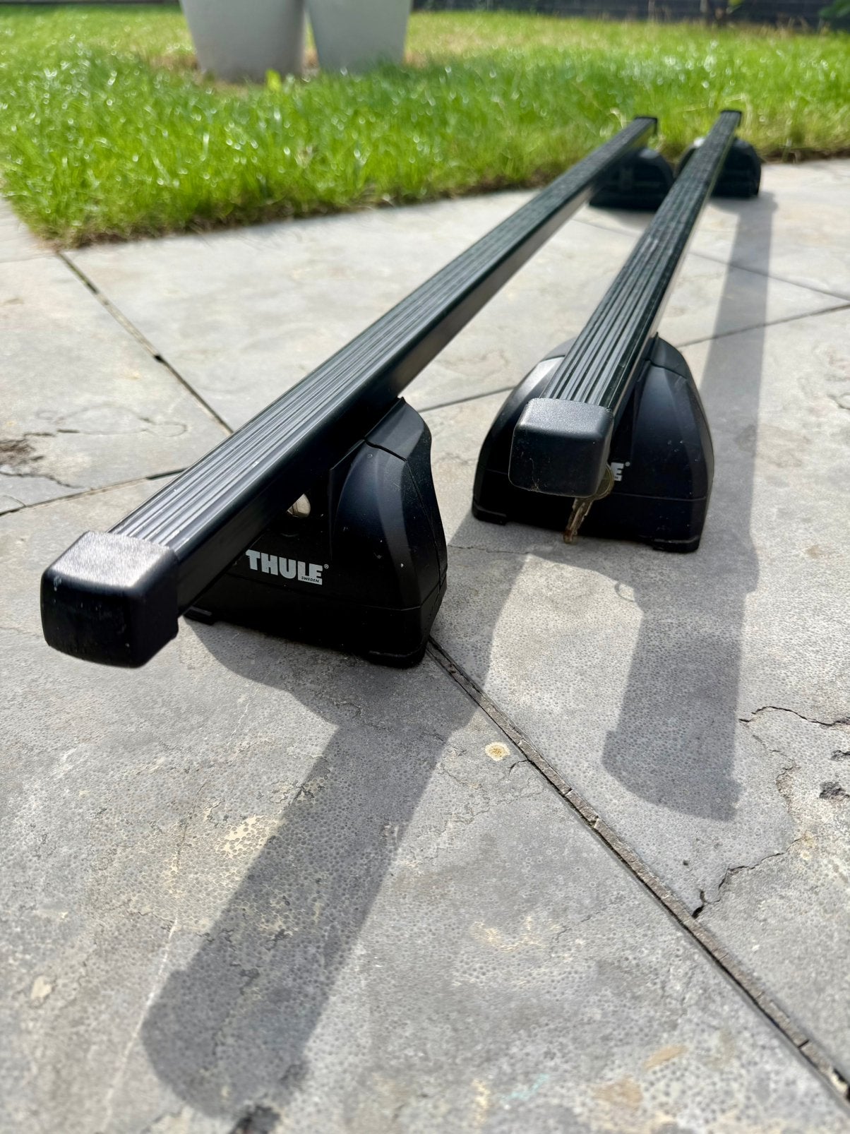 2 x Thule squarebar dakdragers + 4 x montagevoet, Enlèvement, Utilisé