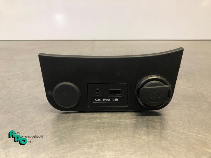 AUX/USB aansluiting van een Kia Picanto (Picanto 11-), Auto-onderdelen, -, -, Ophalen of Verzenden, -