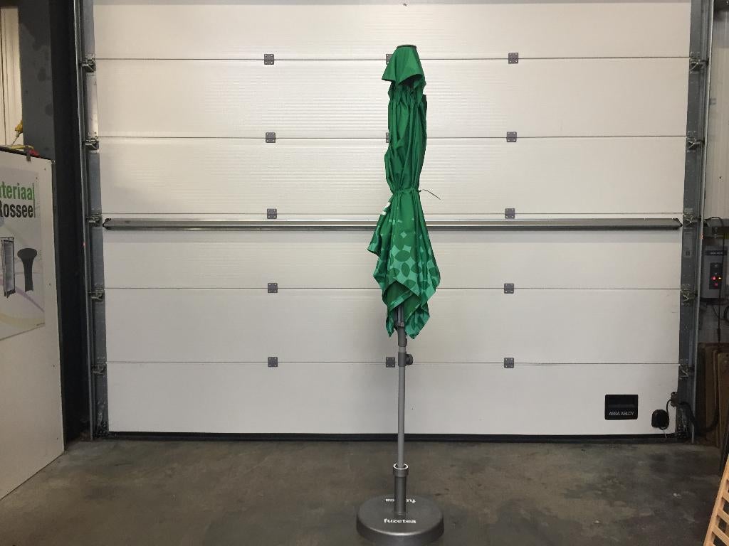 (86) Parasol fuze tea met parasolvoet, Enlèvement, Comme neuf