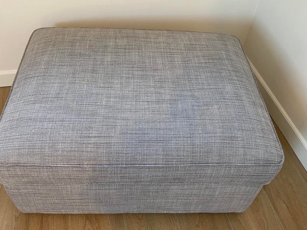 Grijze voetenbank te koop, Ophalen, Stof, 75 tot 100 cm, Zo goed als nieuw