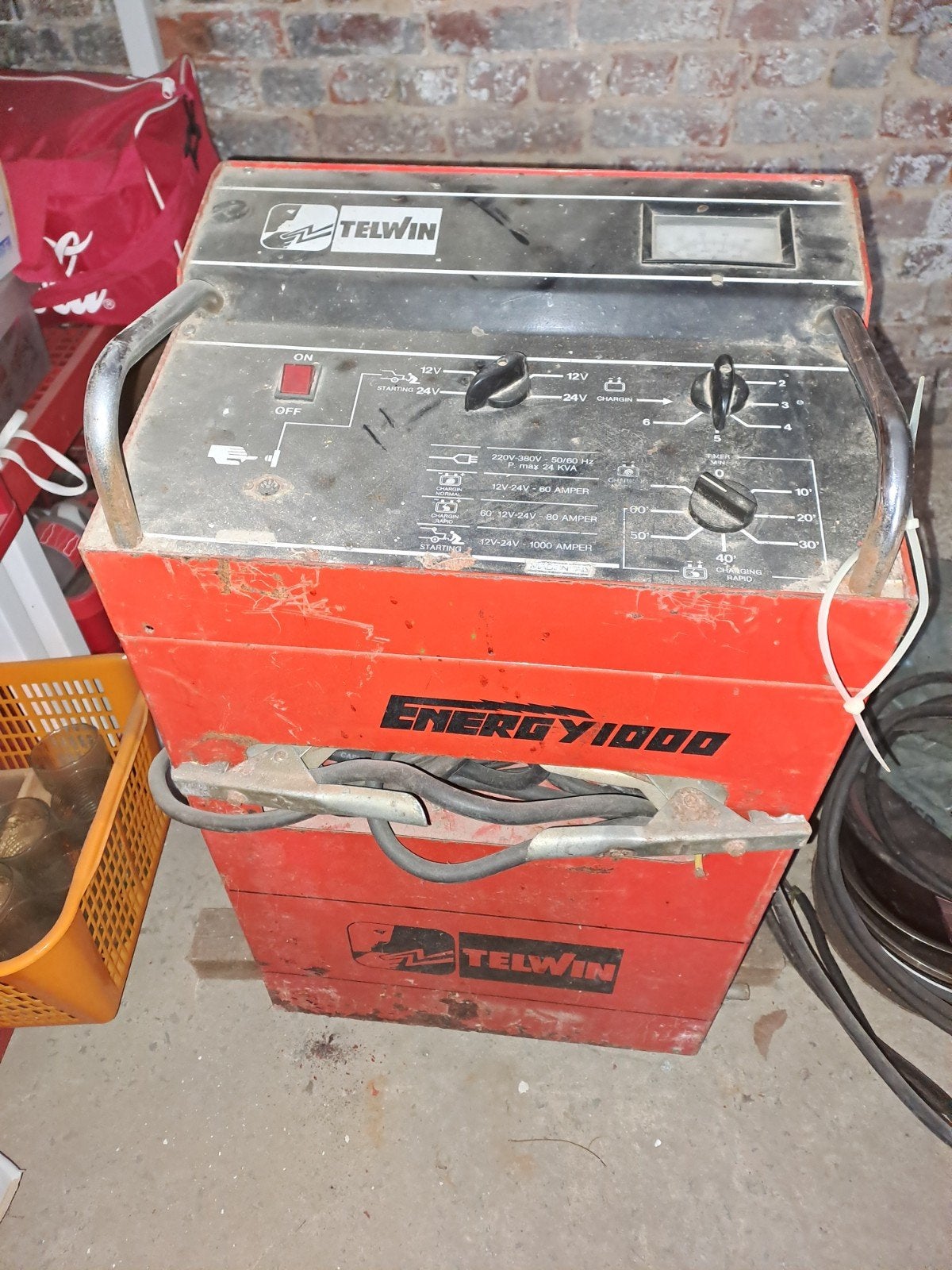 Démarreur de chargeur de batterie Telwin 1000 de voiture à c, Enlèvement