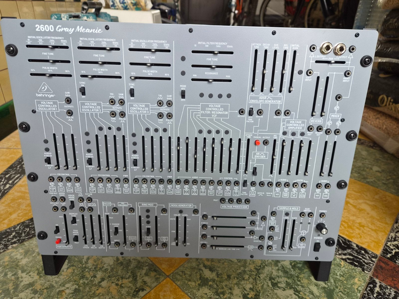 Behringer 2600 Grey Meanie, Ophalen of Verzenden, Zo goed als nieuw, Overige merken, Met midi-aansluiting