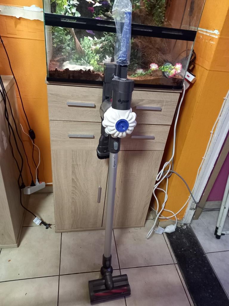 Dyson v6+ Complet support embout+brosse motorisé, Enlèvement ou Envoi, Utilisé, Réservoir