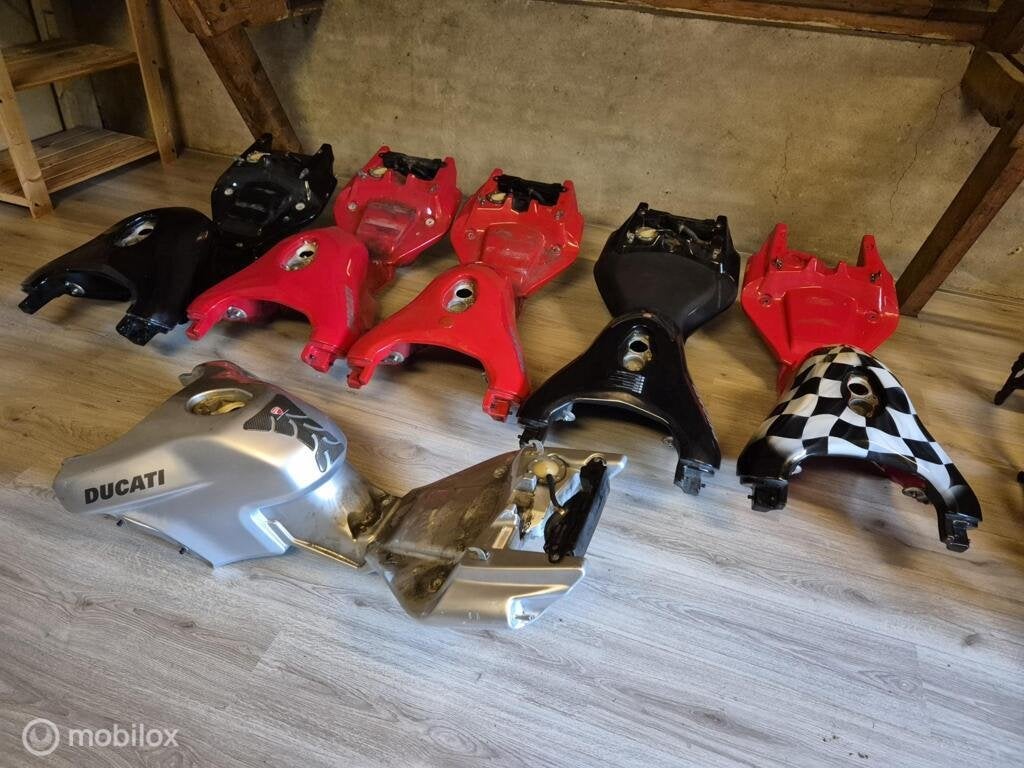 Benzinetank tank brandstoftank Multistrada 620 1000 1100, Gebruikt, Factorystore.service@ducati.com, Ophalen of Verzenden, Via Antonio Cavalieri Ducati, 74/5, 74/6, 40132 Bologna BO