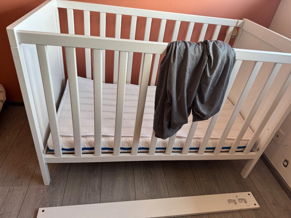 Babybedje met aerosleep matras, topper & 2 hoeslakens, Kinderen en Baby's, Babywiegjes en Ledikanten, Zo goed als nieuw, Ledikant