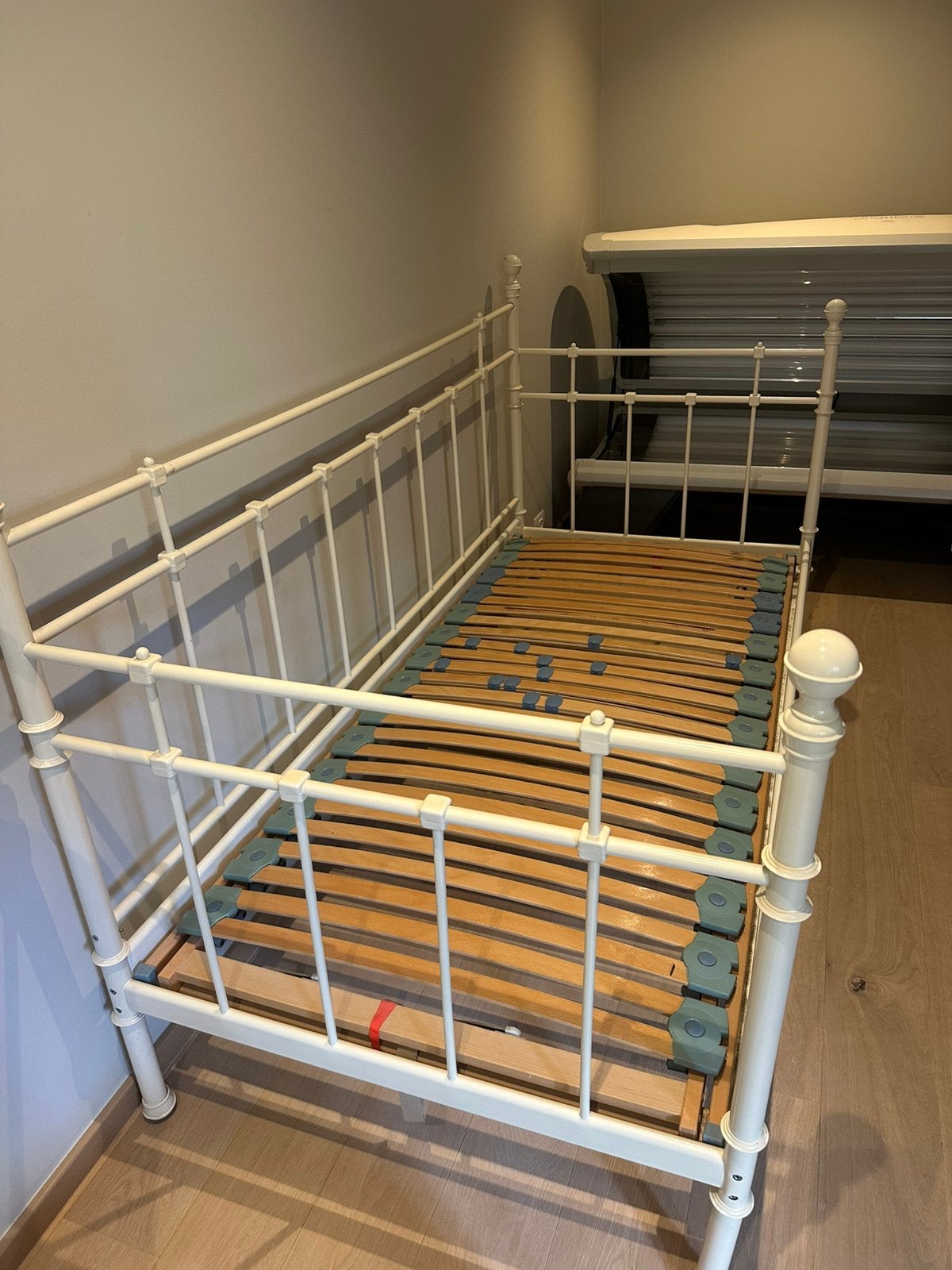Eénpersoons wit bed met lattenbodem, Huis en Inrichting, Ophalen, Gebruikt, Eenpersoons, Wit