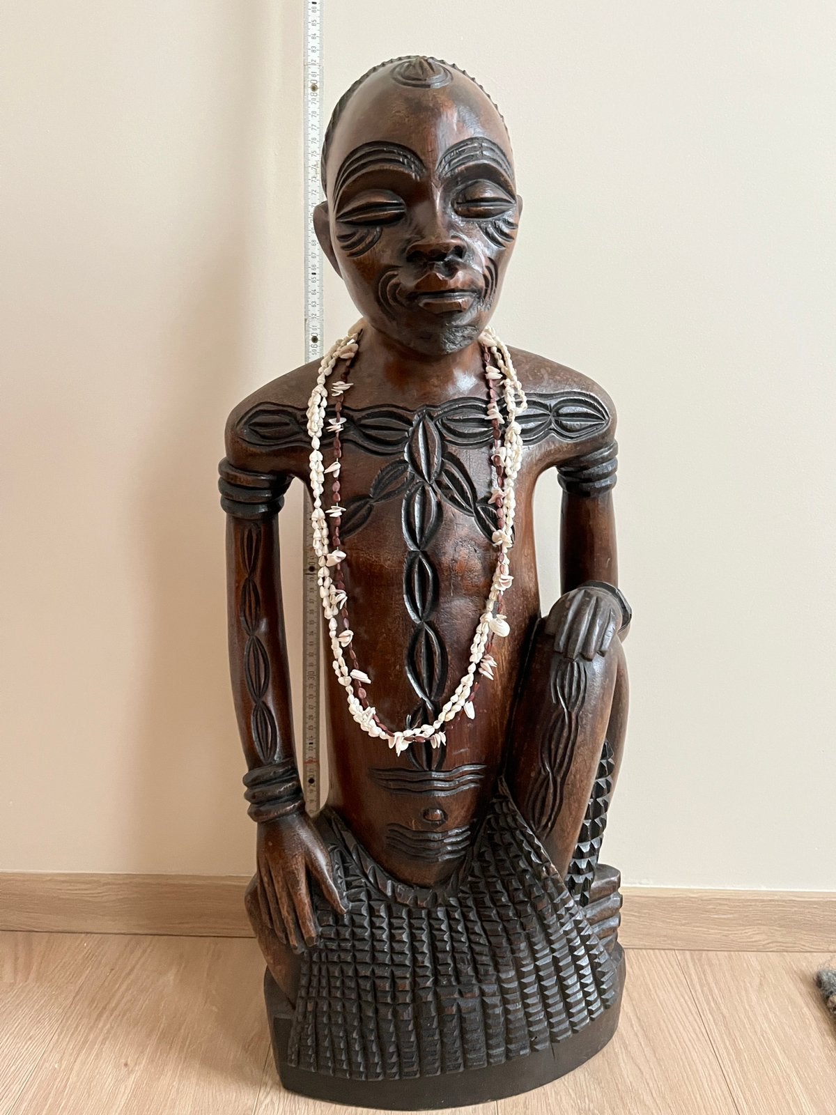 Solo zittend Afrikaans beeld, Enlèvement, Statue