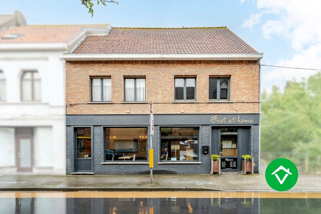 Handelswoning met goeddraaiende frituur, centrum Eernegem, Immo, Huizen en Appartementen te koop, 500 tot 1000 m², 3 kamers, Provincie West-Vlaanderen