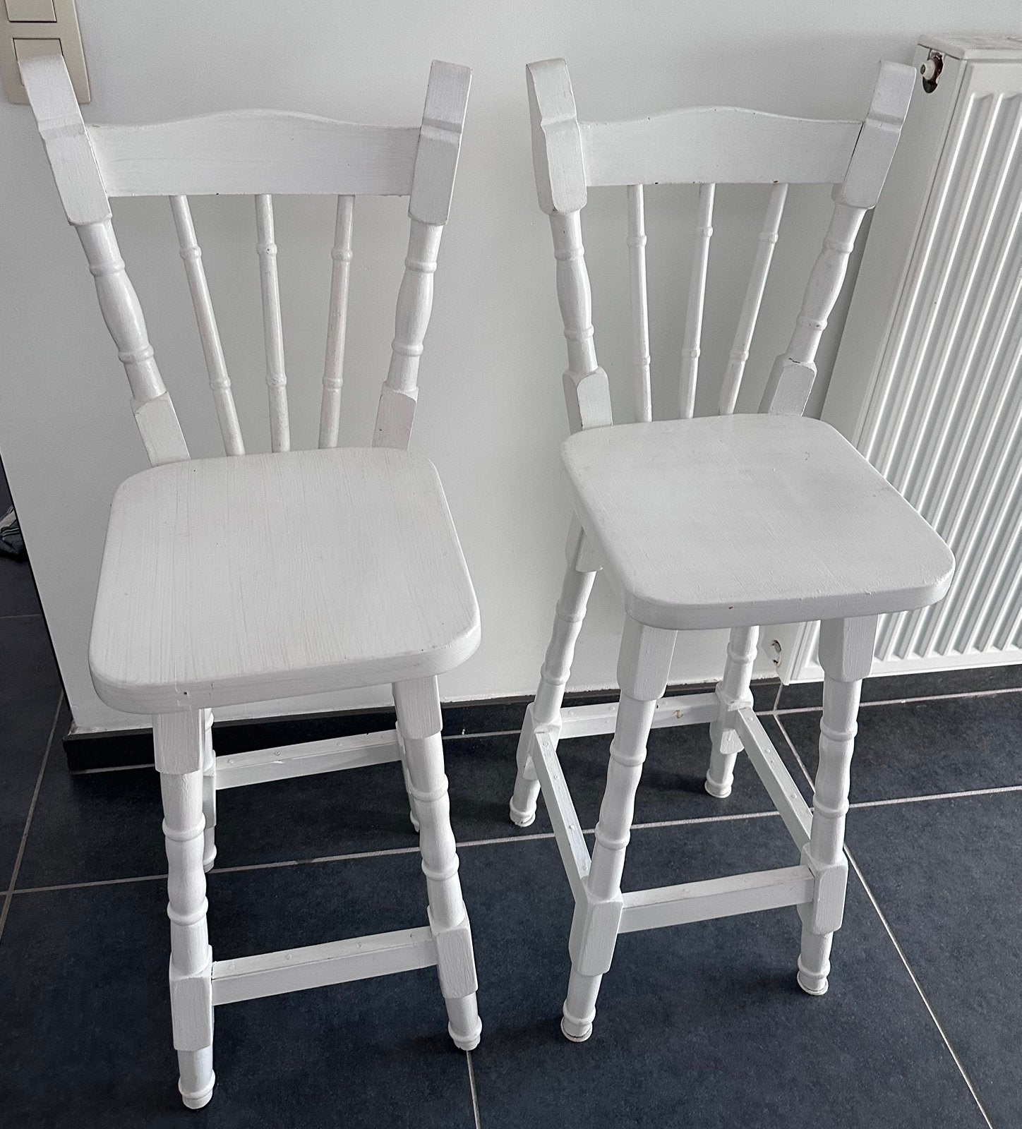 Vol eiken barstoelen geschikderd in wit 3 stuks, Huis en Inrichting, Ophalen, Gebruikt, 60 tot 90 cm, 3 krukken