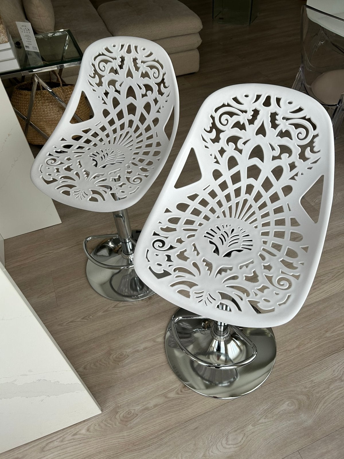 Set design barstoelen Barocca van Miliboo, Ophalen