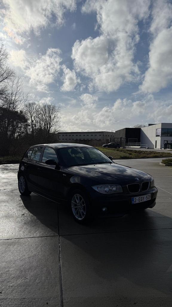 Zeer properen en goed onderhoude bms 1 serie 2007, Auto's, 1 Reeks, Zwart, Handgeschakeld, 5 deurs