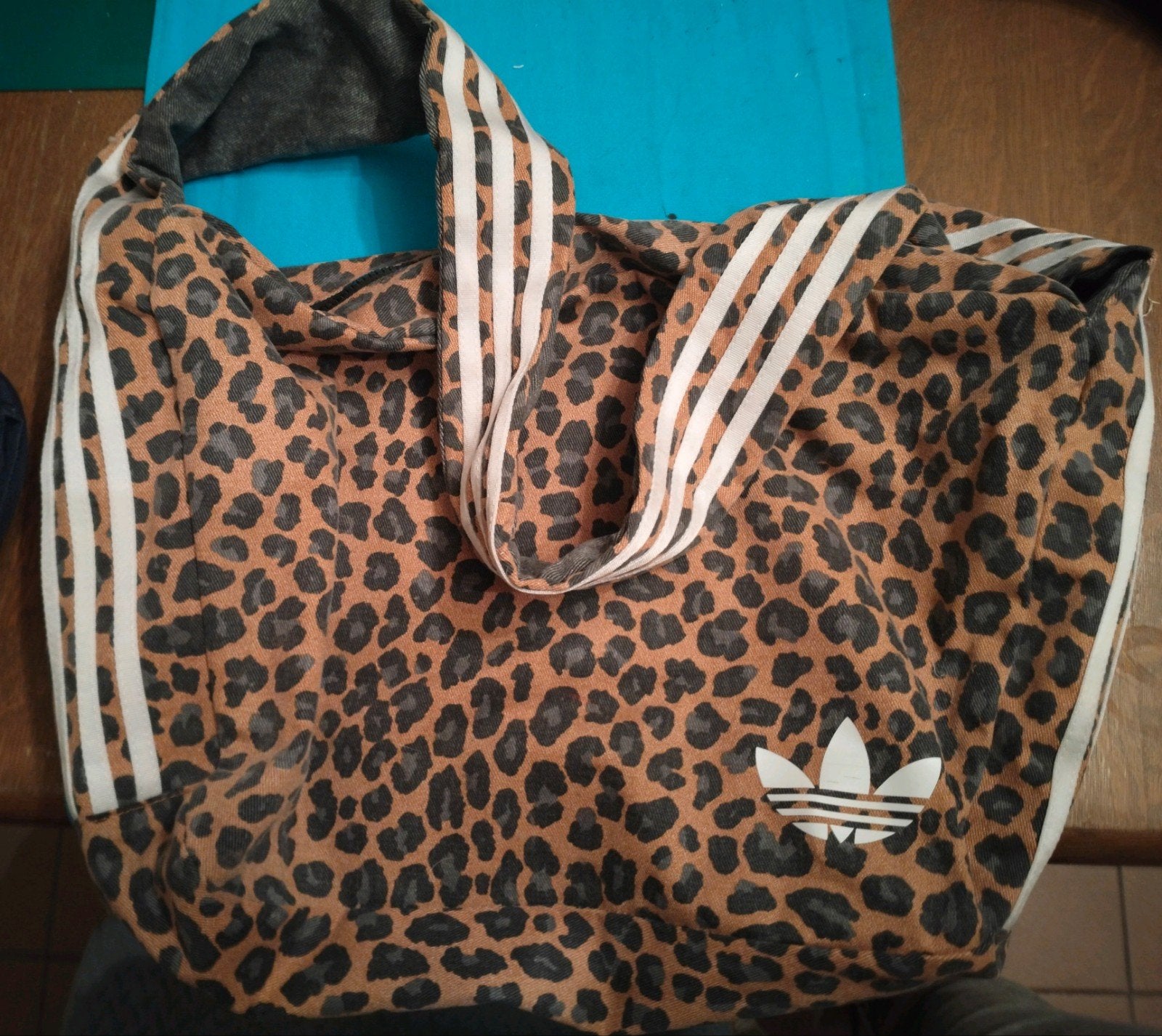 Adidas leopard tas, Bijoux, Sacs & Beauté, Enlèvement ou Envoi, Brun, Autres marques