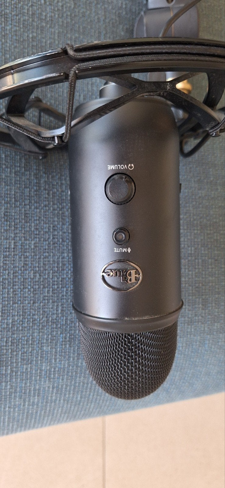 blue yeti mic met boom arm en schockmount, Musique & Instruments, Microphones, Enlèvement ou Envoi, Utilisé, Micro studio