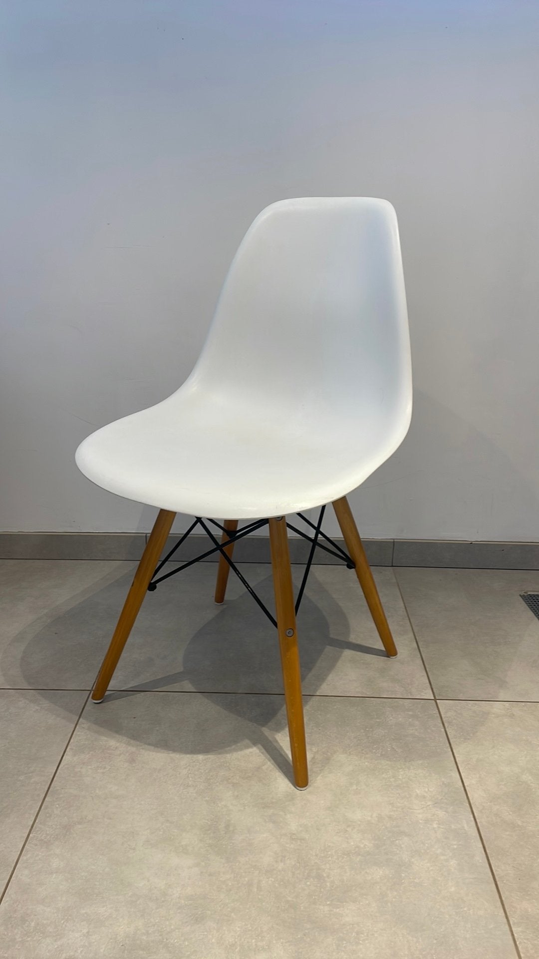 4 Replica Eames Eetkamerstoelen te koop, Maison & Meubles, Chaises, Bois, Comme neuf, Enlèvement, Blanc