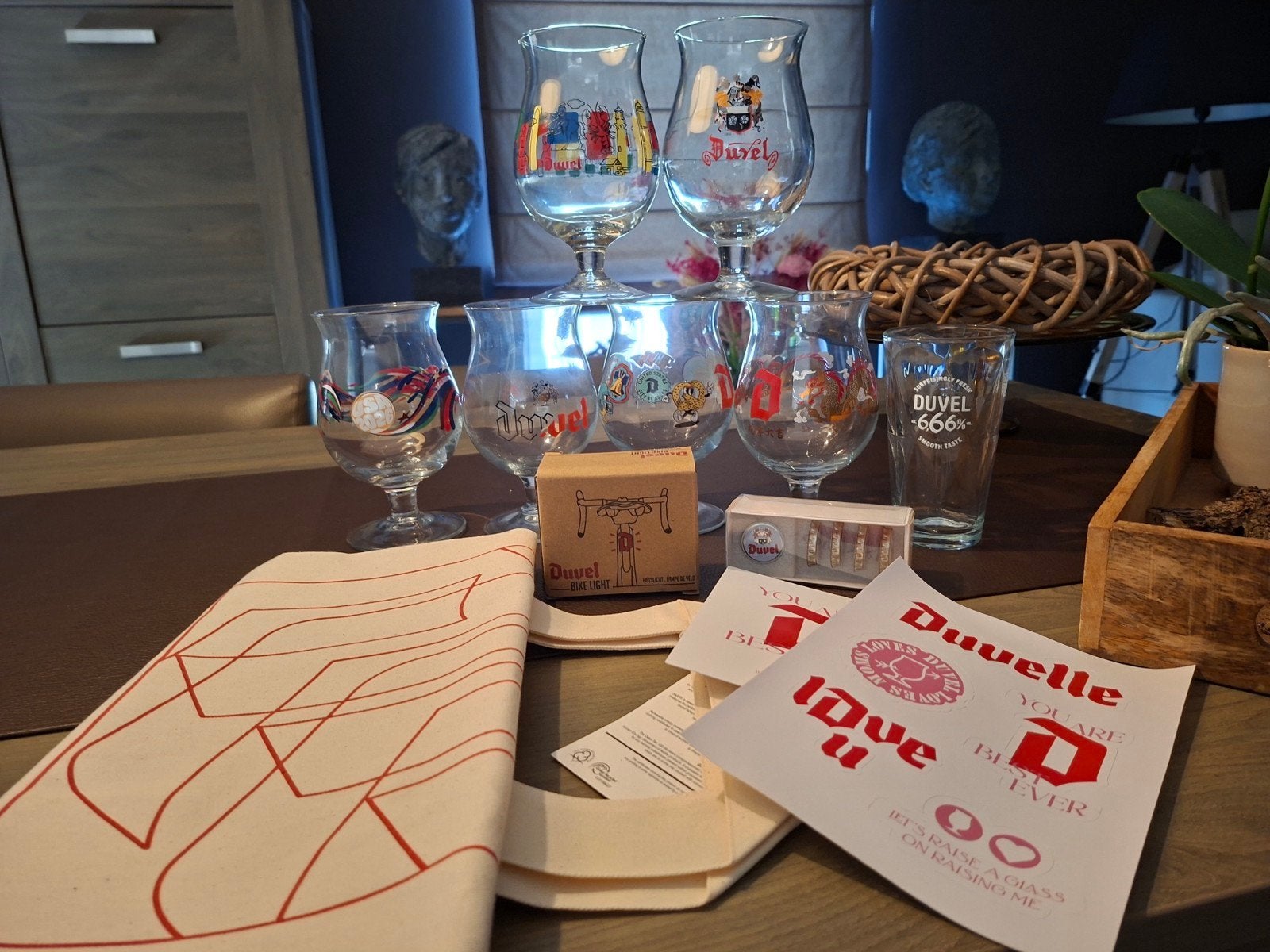 Duvel glazen en gadgets, Ophalen