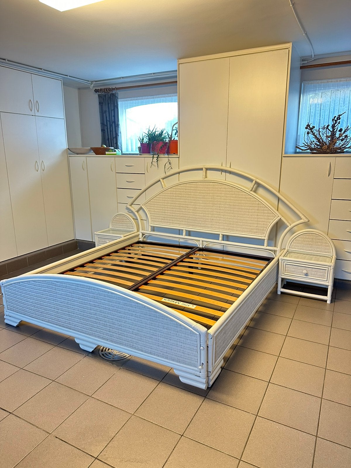 Wit rotan bed 180x200cm incl lattenbodem en nachtkastjes, Ophalen, Zo goed als nieuw, Wit