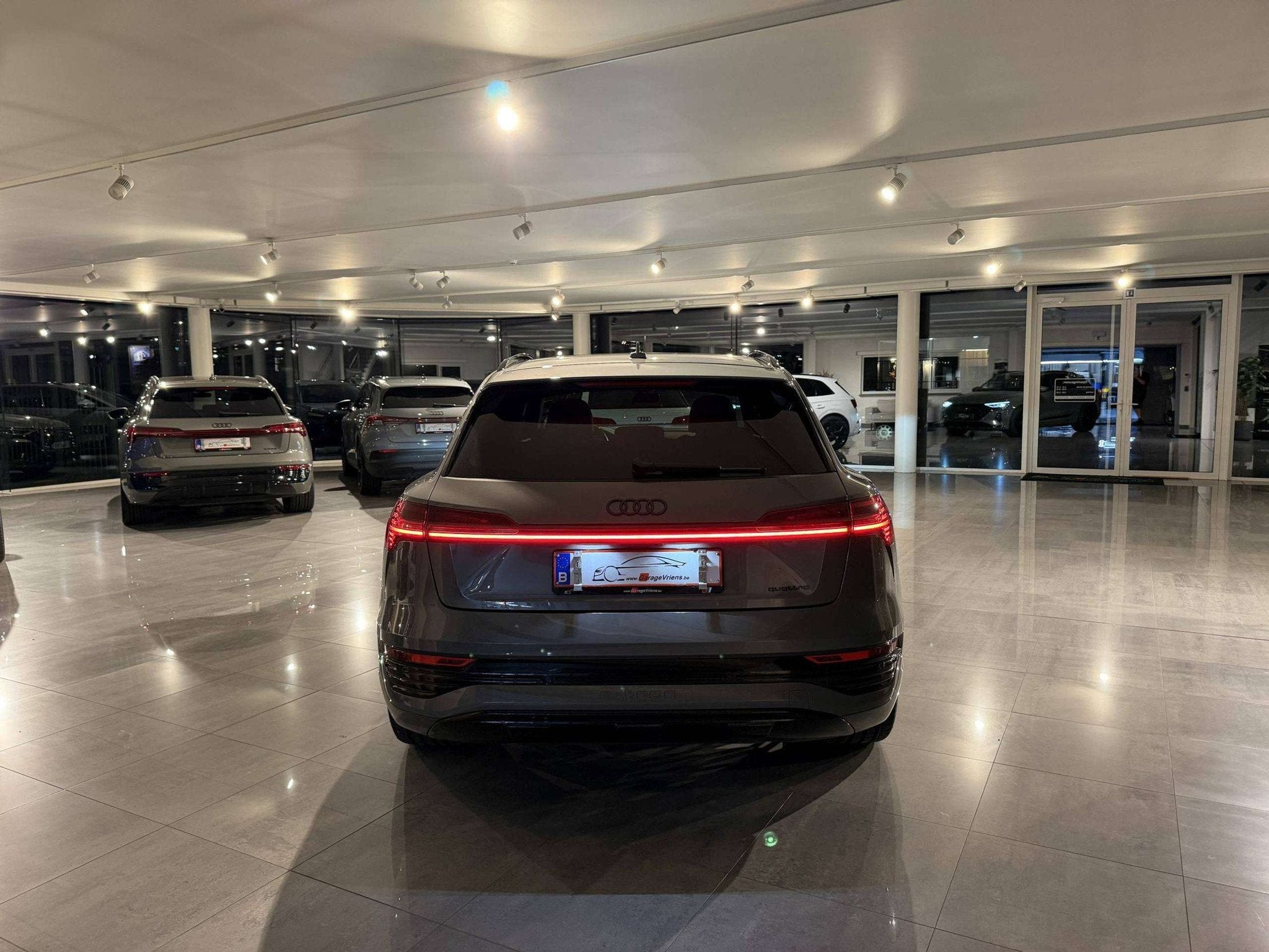 Audi Q8 e-tron SOLD BIJ GARAGE VRIENS YVES BV! (bj 2023), Auto's, Automaat, Zwart, 340 pk, 2585 kg