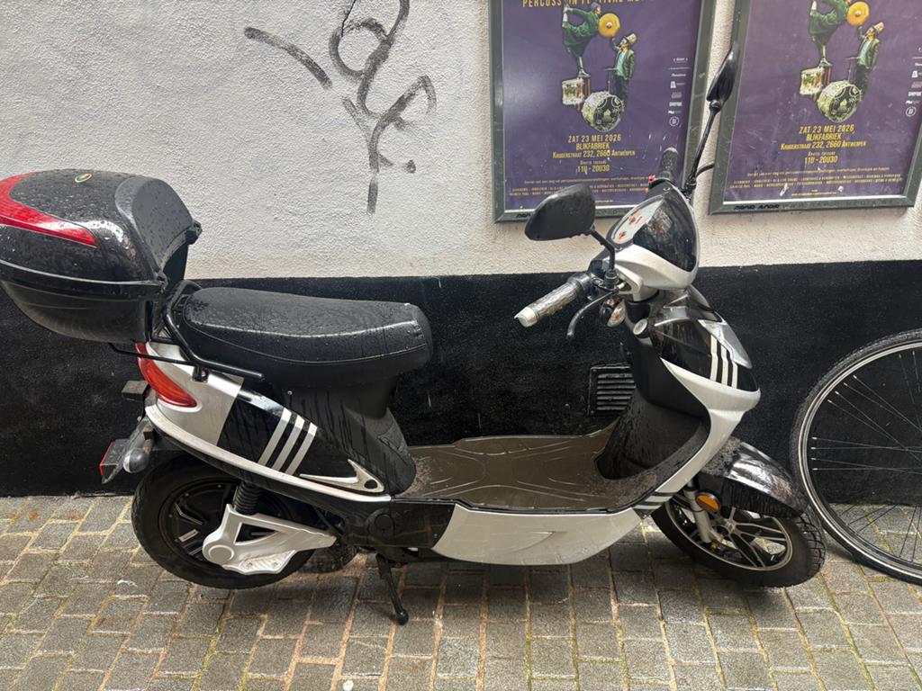 Electronische scooter, zilvergrijs/ zwart, Fietsen en Brommers, Brommers | Overige merken, Ophalen, Zo goed als nieuw
