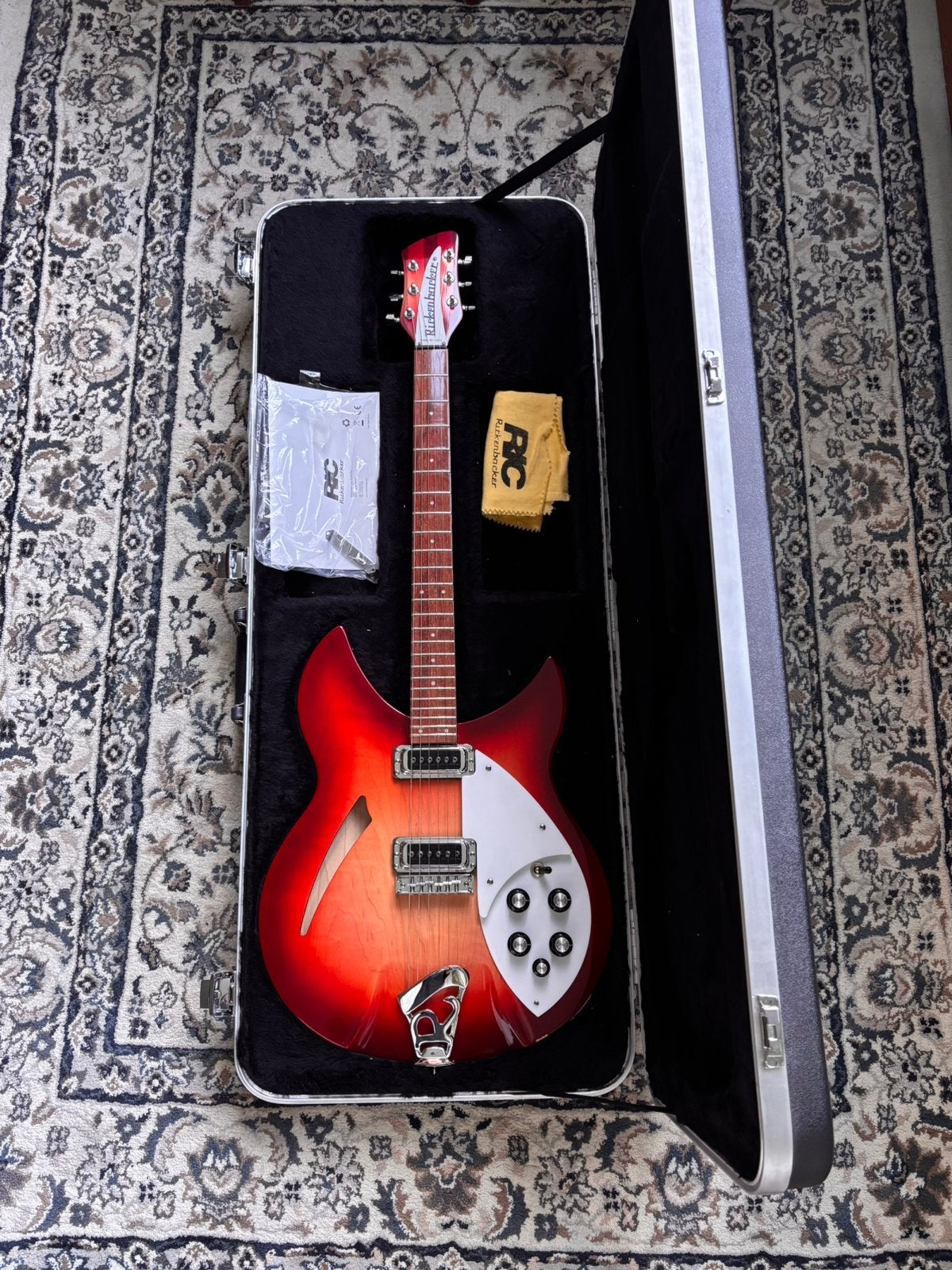 RICKENBACKER 330/6 FIREGLO — 2010 —, Enlèvement, Comme neuf