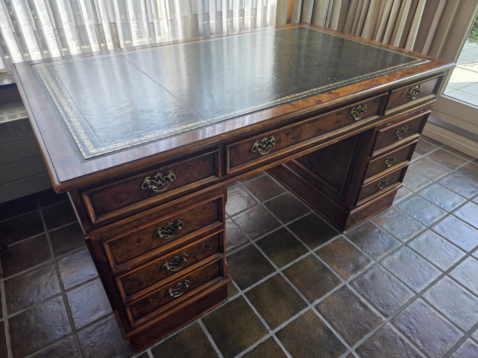 Bureau anglais, Enlèvement