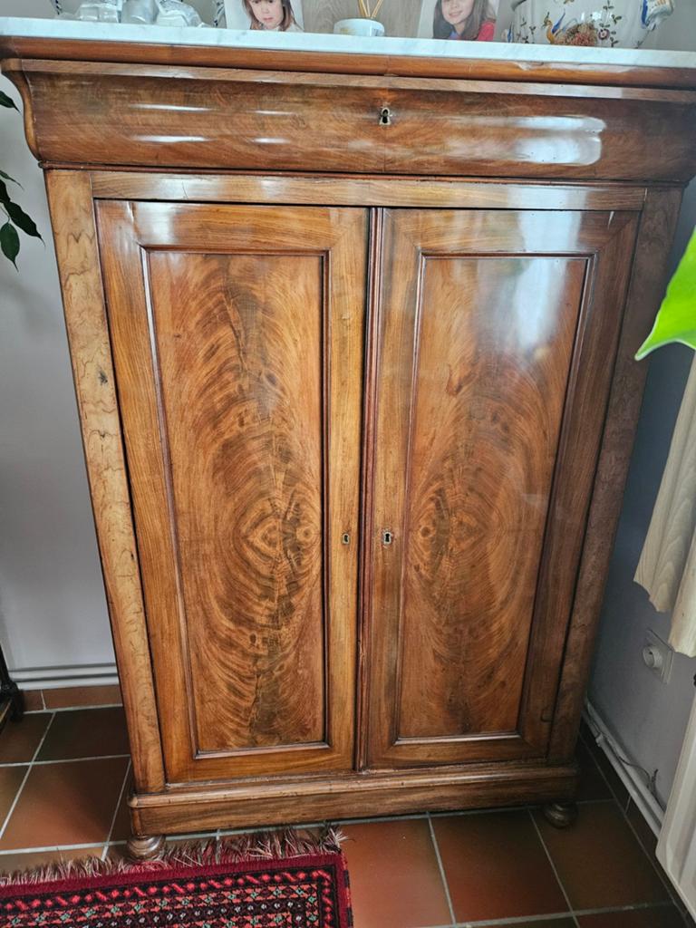 Prachtige meubels van kersenhout en marmer, Ophalen