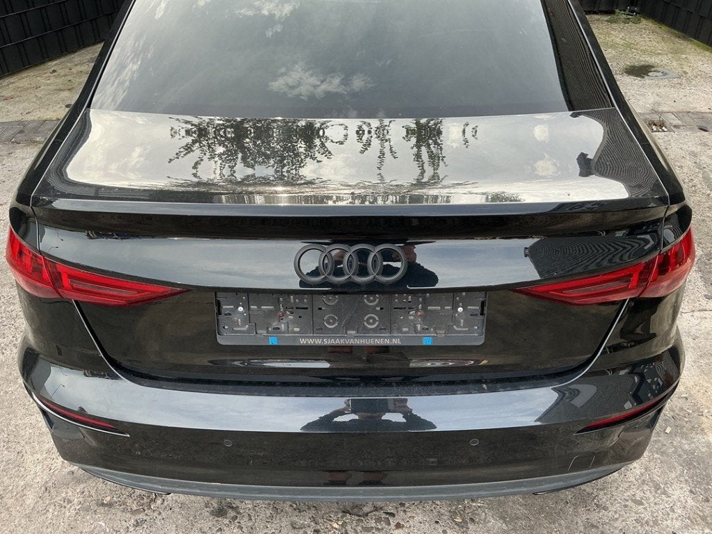 HAYON ARRIÈRE / MALLE A3 Limousine (8YS) (|8Y5827025|), Auto-Union-Straße  1,
85057  Ingolstadt, DE, Info@audi.de, Haillon arrière