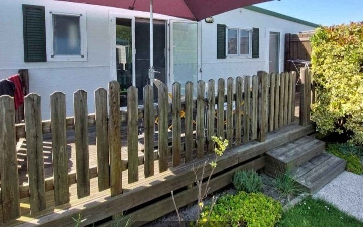 Terrasse en bois, avec palissades et porte, Jardin & Terrasse, Enlèvement, Bois