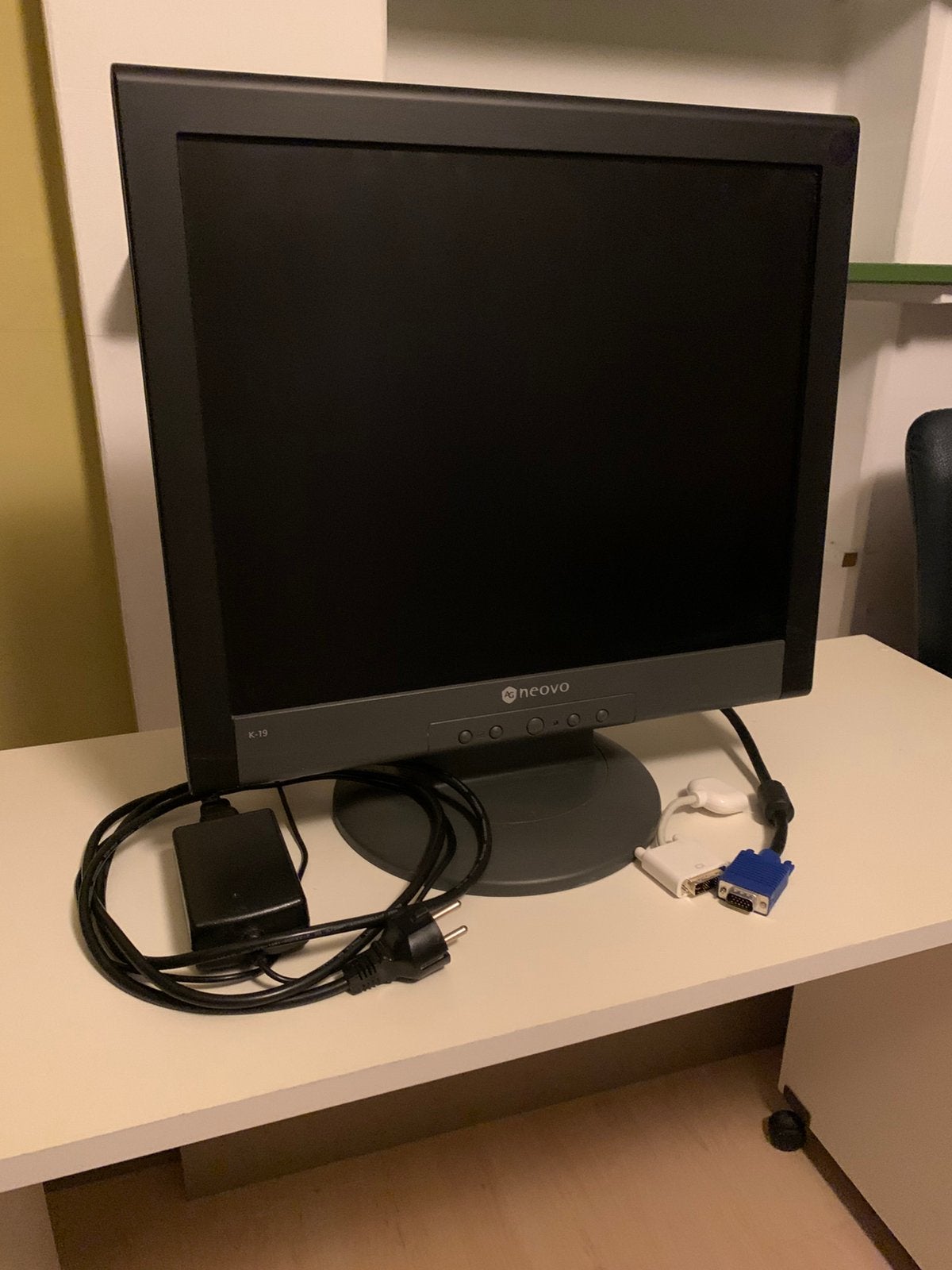 Computerscherm AG neovo K-19, zwart, Computers en Software, Monitoren, Ophalen, Zo goed als nieuw, Kantelbaar