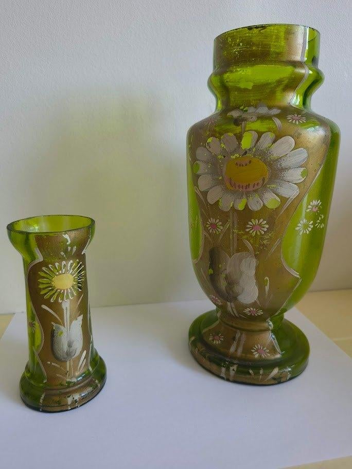 2 antieke groene glazen vazen met emaille beschildering, Ophalen of Verzenden