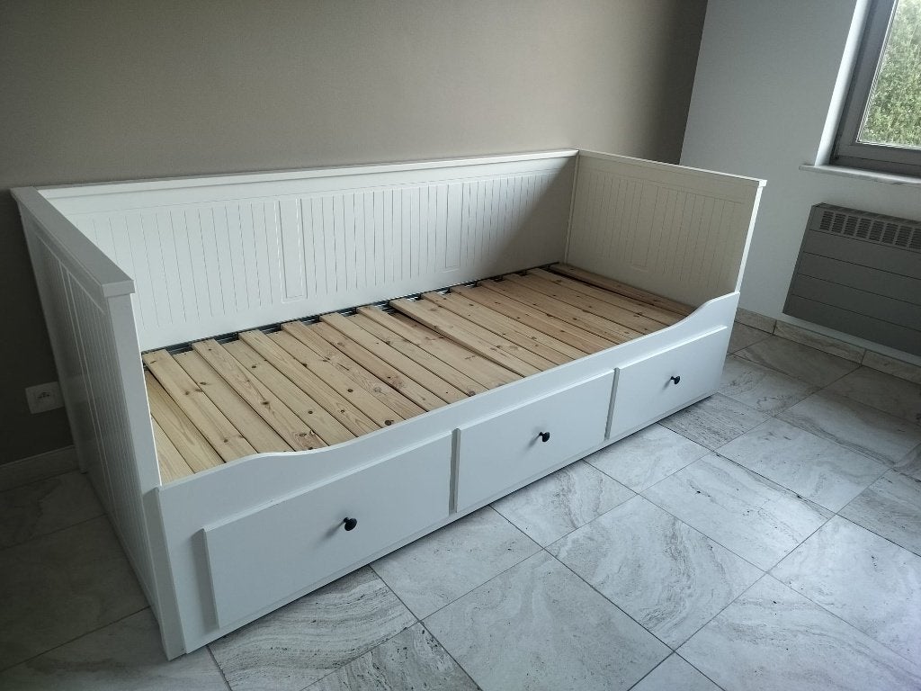 BED MET MATRASSEN EN NACHTKASTJES, Ophalen