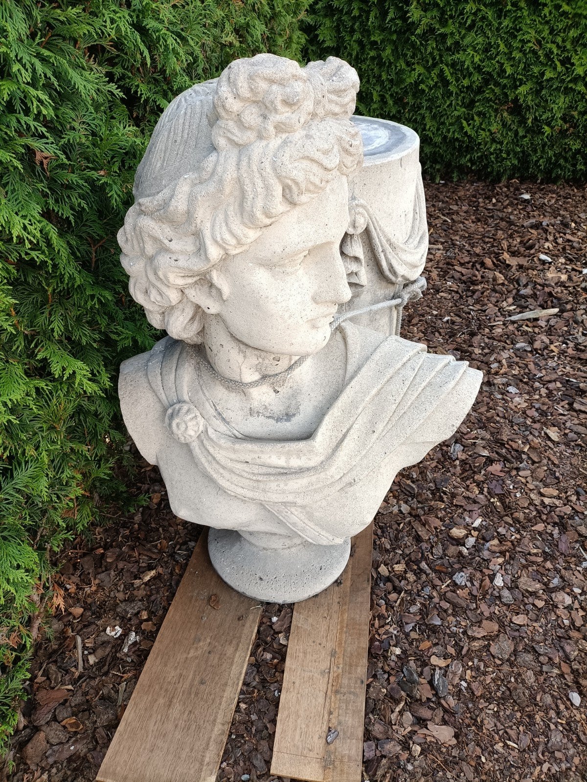 Groot zwaar betonnen beeld op sokkel,, Tuin en Terras, Tuinbeelden, Ophalen, Zo goed als nieuw, Beton, Mensenbeeld