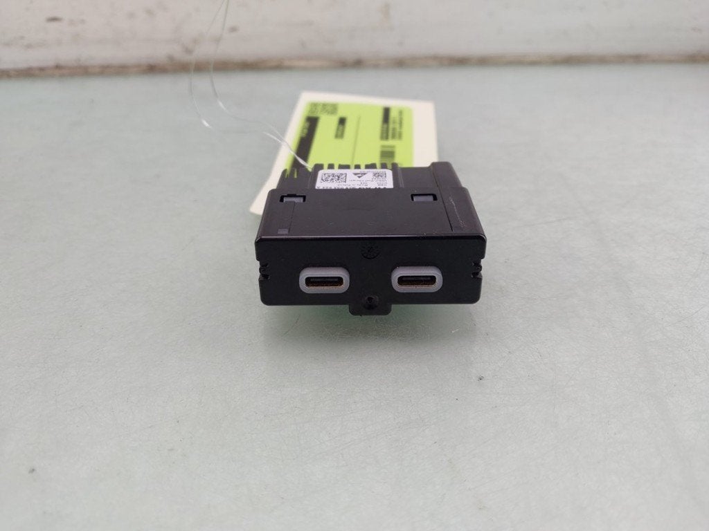 AUX/USB POORT Skoda Scala (01-2019/-) (|3G5035954A|), Gebruikt, Info@skoda-auto.de, Skoda, Max-Planck-Straße  3-5
64331  Weiterstadt, DE