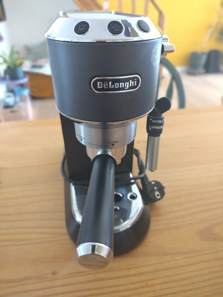 Machine à café expresso DeLonghi - noire, Electroménager, Machine à espresso, Réservoir d'eau amovible, Enlèvement ou Envoi, 2 à 4 tasses