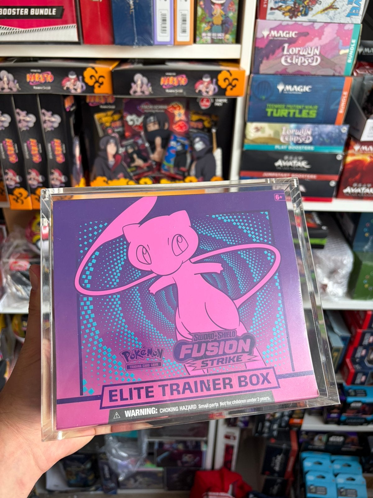 Pokémon Fusion Strike Elite Trainer Box ETB Mew, Ophalen of Verzenden, Zo goed als nieuw, Booster
