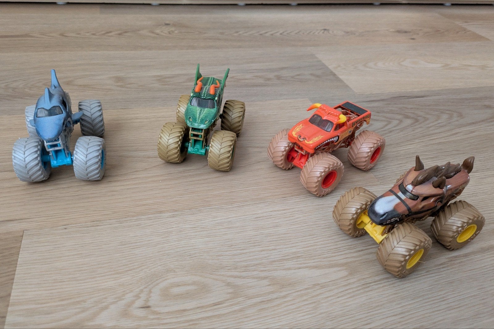Monster Jam Power Beast monstertruck auto's set van 4, Ophalen, Zo goed als nieuw