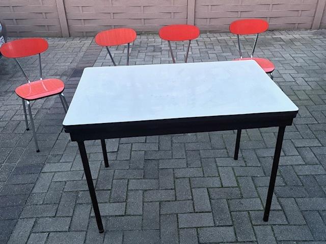 Vintage eettafel met bijhorende stoeltjes., Huis en Inrichting, Ophalen, Gebruikt