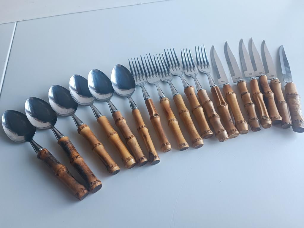 18 roestvrijstalen bestek met handgrepen van bamboe