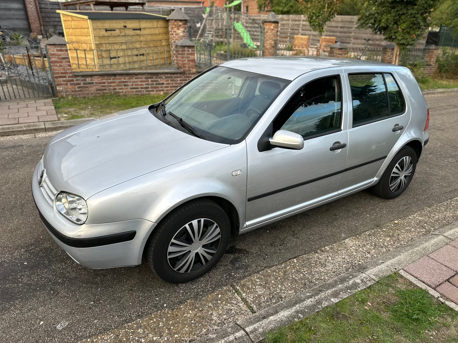 Volkswagen Golf 4 benzine 1.4 start en rijdt!, Autos, Essence, Verrouillage central, Achat, Golf