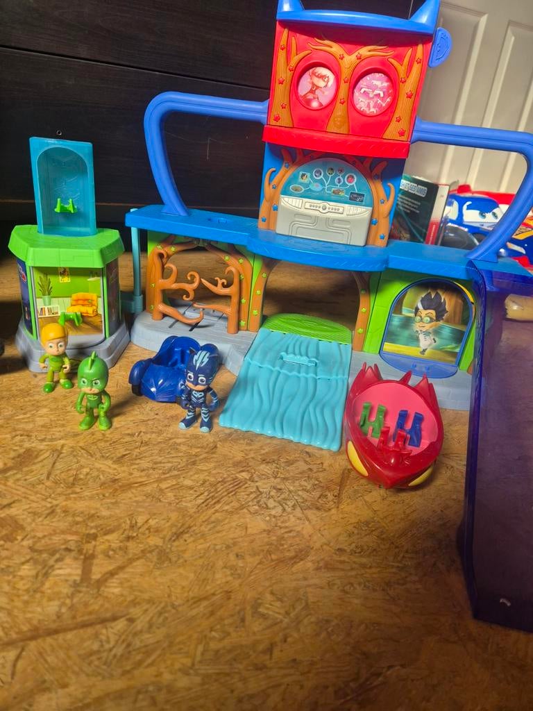 Quartier et vehicule avec figurine pyjamasque, Enlèvement