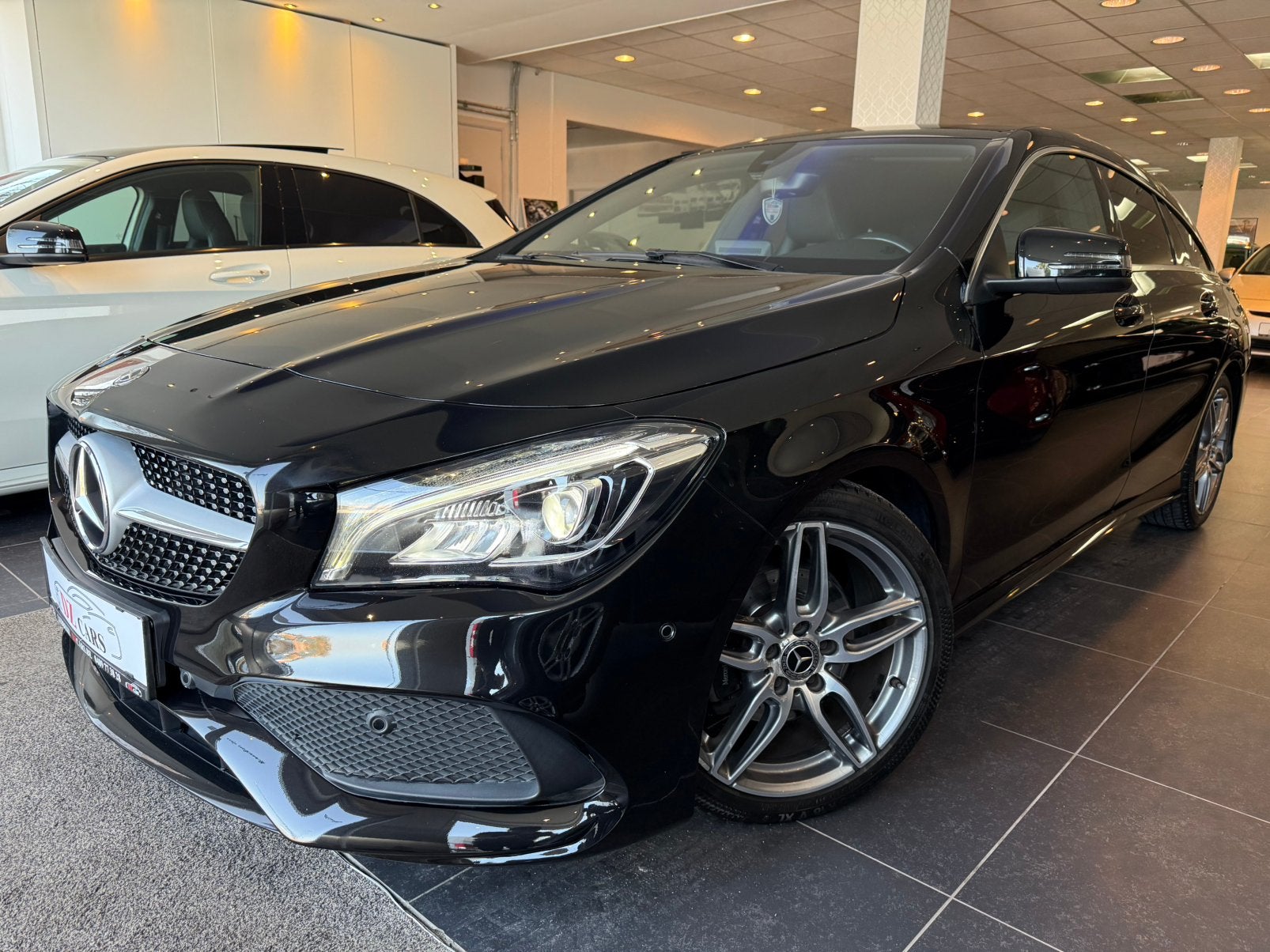 MERCEDES CLA 180 PACK-AMG 122CV |NAVI | CAMÉRA | KEY LESS |, Autos, Euro 6, Entreprise, Entretenue par le concessionnaire, Noir