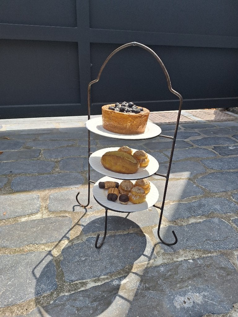 Oude taartenstaander met decoratie erbij, Ophalen
