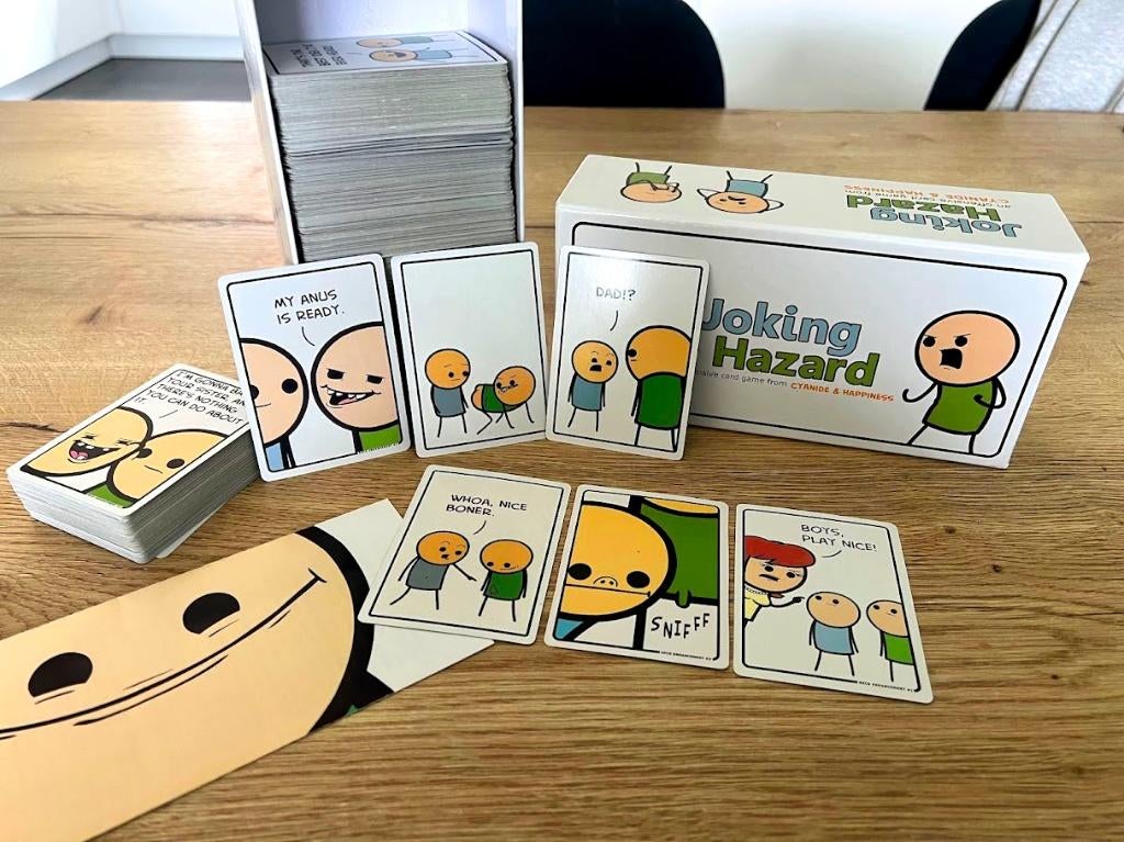 Joking Hazard + Deck enhancement #1 & #2, Hobby en Vrije tijd, Gezelschapsspellen | Kaartspellen, Zo goed als nieuw, Drie of vier spelers