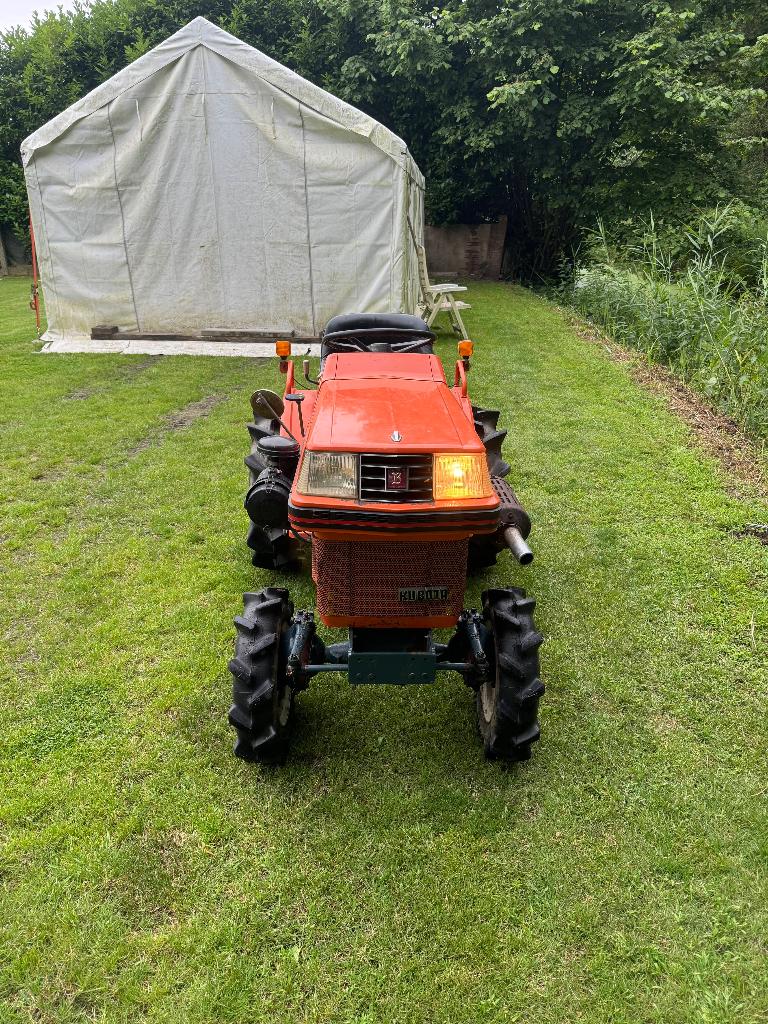 tracteur Kubota 4x4 type bultra B10 avec attelage, Enlèvement